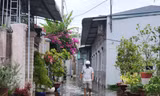Đường ngập sâu do triều cường, người dân TP Mỹ Tho chật vật di chuyển