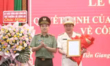 Thứ trưởng Đặng Hồng Đức trao Quyết định của Bộ trưởng Bộ Công an về việc điều động Đại tá Lâm Phước Nguyên đến nhận công tác và giữ chức vụ Giám đốc Công an tỉnh Tiền Giang, kể từ ngày 15/6.
