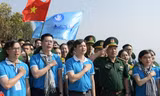 Sinh viên hát quốc ca tại điểm cực Tây của Tổ quốc