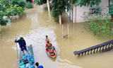 Áo xanh vận chuyển hàng cứu trợ giúp nhân dân vượt lũ