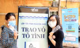 Chị Nguyễn Bích Đào – Chủ tịch Hội Sinh viên trường và chị Phạm Thùy Phương – Nguyên Phó chủ tịch Hội Sinh viên trường hưởng ứng phong trào.