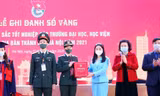 Thủ khoa các trường ĐH, Học viện trao sổ vàng tại chương trình. Ảnh: VƯƠNG ĐỨC