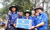 Thanh niên tình nguyện 'vượt nắng thắng mưa' hoàn thành nhiệm vụ được giao