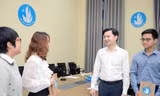 Anh Nguyễn Minh Triết - Bí thư T.Ư Đoàn, Phó Chủ tịch thường trực T.Ư Hội Sinh viên Việt Nam trao đổi với Ban thư kí Hội Sinh viên Việt Nam tại Thái Lan. Ảnh: DƯƠNG TRIỀU