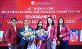 Đại diện các sinh viên, vận động viên được tuyên dương tặng hoa tri ân Ban Giám hiệu trường ĐH Kinh tế - ĐHQG Hà Nội.