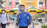 Hình ảnh sinh viên tình nguyện hỗ trợ thí sinh tham dự kì thi vào lớp 10 THPT tại Thủ đô Hà Nội.
