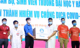 Anh Nguyễn Minh Triết - Phó Chủ tịch thường trực T.Ư Hội Sinh viên Việt Nam trao, tặng nhu yêu phẩm cho đại diện đoàn sinh viên tình nguyện trường ĐH Y Hà Nội tham gia hỗ trợ Bình Dương chống dịch COVID-19.