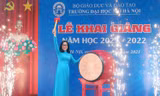 PGS. TS Nguyễn Thị Nhung - Hiệu trưởng trường ĐH Mở Hà Nội đánh trống khai giảng năm học mới.