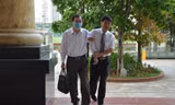 Ông Vũ Huy Hoàng đến tòa sơ thẩm.