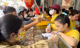 Thị trường bánh Trung thu: Nơi xếp hàng chờ mua, nơi mua 1 tặng 3 vẫn vắng hoe