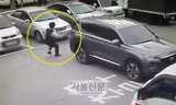 'Hot': Pha cứu người khỏi bị xe ô tô đè nghiến trong gang tấc của một nam thanh niên