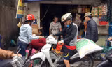 Sáng sớm 7/3, chợ Dịch Vọng (Cầu Giấy, Hà Nội), cách phường Trúc Bạch (Ba Đình, Hà Nội) khoảng 10km, người dân đổ ra chợ mua sắm thực phẩm để tích trữ.