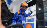 Từ 15h hôm nay, giá bán lẻ xăng E5RON92 giảm 143 đồng/lít, xăng RON95-III giảm 130 đồng/lít trong khi dầu diesel 0.05S giảm 443 đồng/lít và dầu hỏa giảm 532 đồng/lít. Ảnh: Như Ý