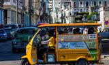 Xăng dầu khan hiếm, người dân Cuba chuyển sang dùng xe điện