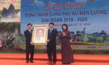 Phó Chủ tịch nước Đặng Thị Ngọc Thịnh tặng bức ảnh chân dung Chủ tịch Hồ Chí Minh cho Đảng bộ, chính quyền các dân tộc huyện biên giới Đình Lập, Lạng sơn Ảnh: Duy Chiến