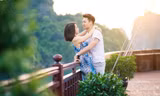 Mạnh Trường tình tứ với vợ trên du thuyền cao cấp ở vịnh Hạ Long