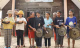 Lớp truyền dạy đánh chiêng Jhô của người Ê Ðê Bih