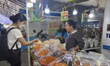 Người dân TPHCM sắm Tết sớm ở hội chợ ngày 17/11. Ảnh: H.C
