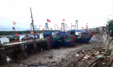 Luồng lạch bị bồi lắng, tàu thuyền nằm bờ