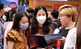 Thí sinh tham gia ngày hội tư vấn tuyển sinh 2023. Ảnh: Mạnh Thắng