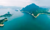 Một góc lòng hồ Hòa Bình với những hòn đảo sơn thủy hữu tình nhìn từ trên cao. Ảnh: Khai Tâm