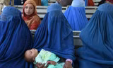 Phụ nữ Afghanistan phải trùm khăn kín mít hồi Taliban cầm quyền (1996-2001). Ảnh: Independent