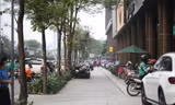Một đoạn vỉa hè đường Lê Văn Lương (Thanh Xuân, Hà Nội) bị khoét làm đường dẫn hướng riêng cho ô tô tiếp cận chân các toà nhà. Ảnh: Trường Phong