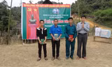 Mong Văn Tình (thứ hai từ trái sang) được kết nạp Đảng vào năm 2014