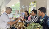 Nhóm bạn trẻ người Cil giới thiệu mật ong rừng PơKao tại TPHCM. Ảnh: U.P