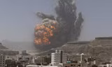 Khói bốc lên sau cuộc không kích vào kho vũ khí trên khu đồi nhìn về Thủ đô Saana của Yemen.
