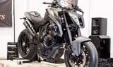 Một chiếc 1290 Super Duke màu đen với đèn pha của Micro Sapio.