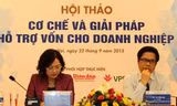 Trong khi Chủ tịch VCCI - Vũ Tiến Lộc (phải) đề nghị giảm lãi suất, Phó thống đốc Nguyễn Thị Hồng (trái) cho rằng cần thận trọng với lạm phát. Ảnh: T.L.