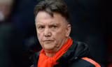 HLV Louis Van Gaal bị Maradona chỉ trích vì không đặt niềm tin vào Falcao. Ảnh: Goal.