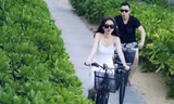 Ngọc Trinh và 'ông bầu' Khắc Tiệp tình tứ ở Côn Đảo