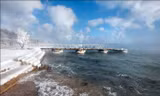 Tuyết trắng xóa bao phủ cầu tàu ở Bán đảo Crimea vào tháng 1/2012.
