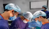Các BS Bệnh viện Ung bướu Hà Nội đang phẫu thuật cho bệnh nhân có khối u bụng khủng lồ. Ảnh: BV cung cấp