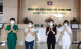 Hai bệnh nhân được chữa khỏi COVID-19 ra viện chiều 21/5