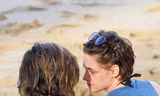 Lộ ảnh Kristen Stewart thân mật nữ trợ lý trên bãi biển