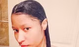 Nicki Minaj gây sốc với ảnh ngực trần trong phòng tắm