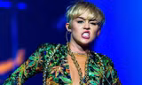 Miley Cyrus vẫn đùa nghịch trong bệnh viện dù đang ốm nặng