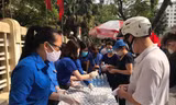 Bạn trẻ Thủ đô phát khẩu trang, nước rửa tay sát khuẩn cho người dân phòng dịch COVID-19 trong tháng 3/2020 