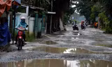Nhiều tuyến đường tại huyện Bình Sơn, nhà thầu Giang Tô (Trung Quốc) mượn để phục vụ việc thi công cao tốc đang hư hỏng nặng. Ảnh: Nguyễn Ngọc