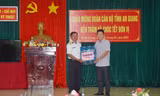 Anh Lâm Thành Sĩ, Bí thư Tỉnh Đoàn An Giang, tặng quà cho chiến sỹ Vùng 5 Hải quân ẢNH: HÒA HỘI 
