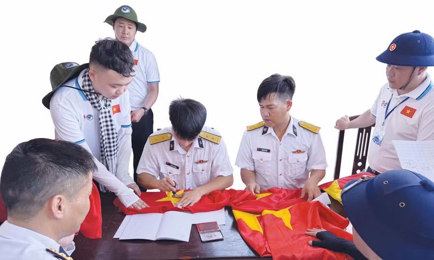 Đóng dấu các đảo Trường Sa lên cờ Tổ quốc Ảnh: Nguyễn Thành 