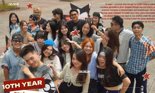 Cảnh thầy Hiệu trưởng Hoàng Anh Tuấn trao chứng nhận cho các thành viên gây ấn tượng với người xem MV. (Ảnh chụp màn hình MV)