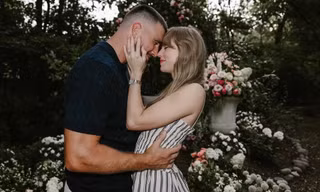 Taylor Swift và Travis Kelce đã chính thức đính hôn.