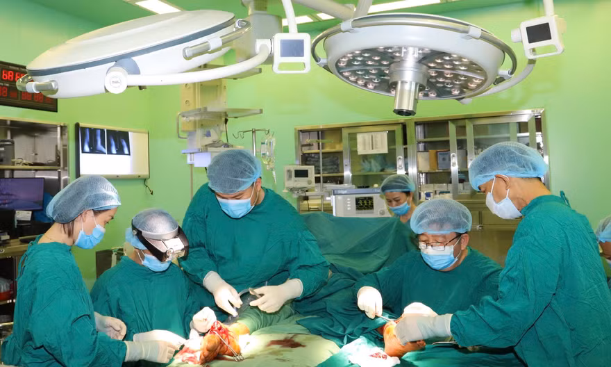 Nam thanh niên đứt lìa hai chân được nối liền thành công