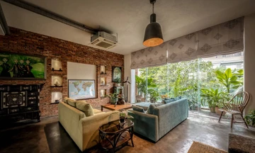 Bên trong căn nhà ẩn sau cánh cổng xanh