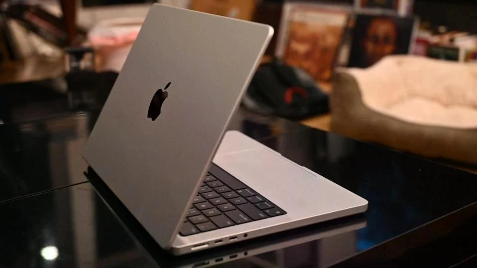 Apple Dự Kiến Ra Mắt MacBook Pro OLED Cảm Ứng Với Dynamic Island Vào Cuối 2026