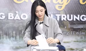 Á hậu Vân Nhi và các người đẹp quyên góp ủng hộ đồng bào vùng lũ